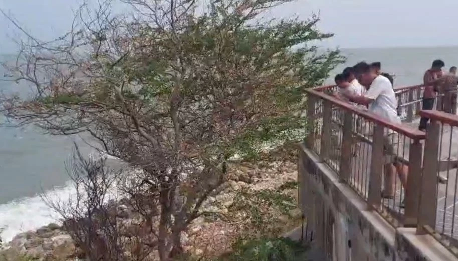 ครูหนุ่มเพิ่งบรรจุ ดับปริศนาริมทะเลเขาสามมุข กลางศีรษะมีบาดแผลถูกยิง