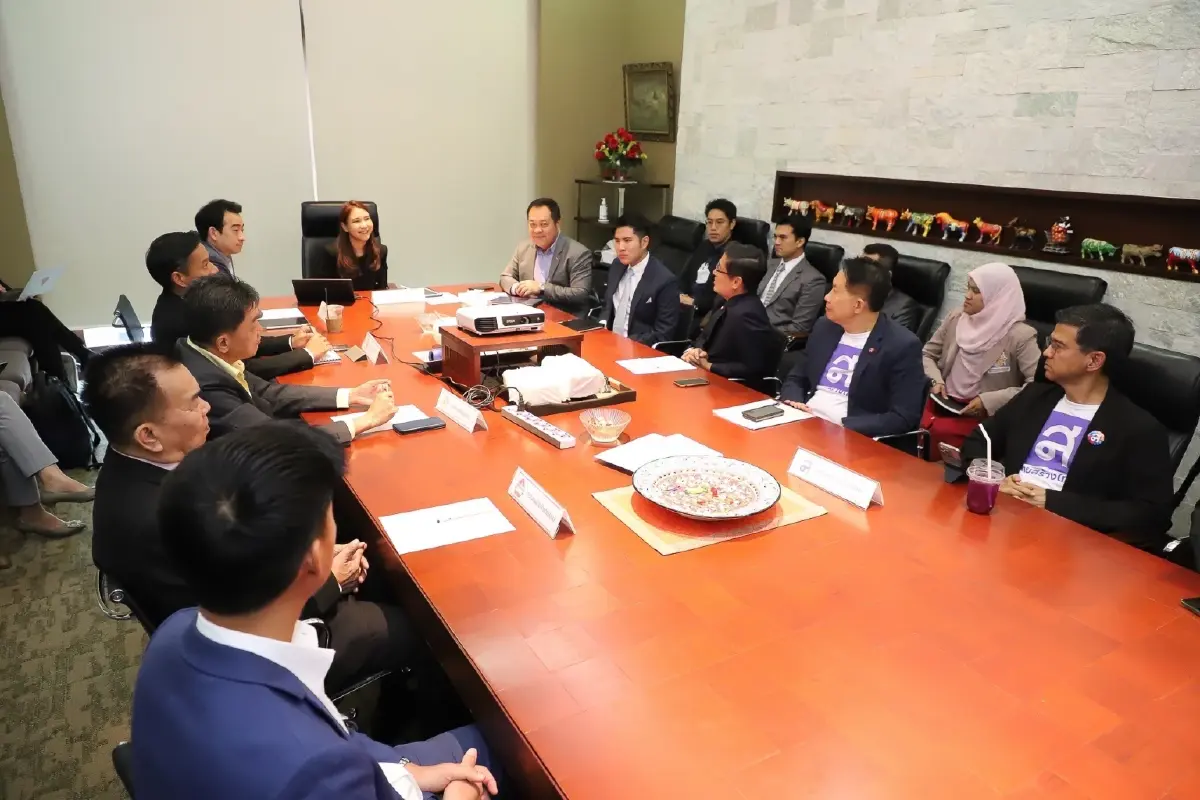 ประชุมคณะเปลี่ยนผ่านรบ. ไร้เงา"พิธา" คาดหลบไปเคลียร์เก้าอี้ประธานสภาฯ