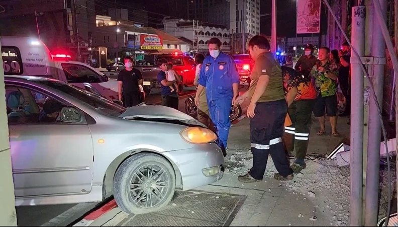 สาวแม่ลูกสอง ตกใจผัวทุบรถ หลังขับหนีแล้วถูกตาม ขับเก๋งพุ่งชนขอบทางพังยับ