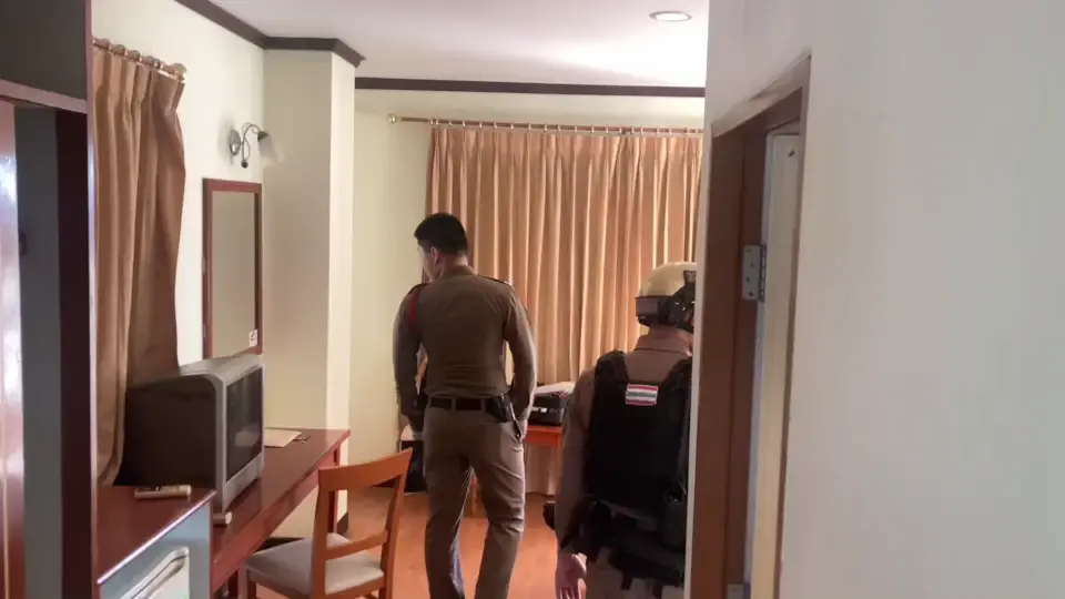 ไกด์ทัวร์จีน พลัดตกชั้น 4 ดับปริศนา ตำรวจเร่งหาสาเหตุ