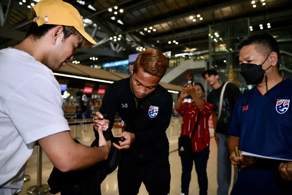 "ทีมชาติไทย" ออกเดินทางบู๊ไต้หวัน-ฮ่องกง "มาโน่"ยันดาวรุ่งได้โชว์ฝีเท้าแน่