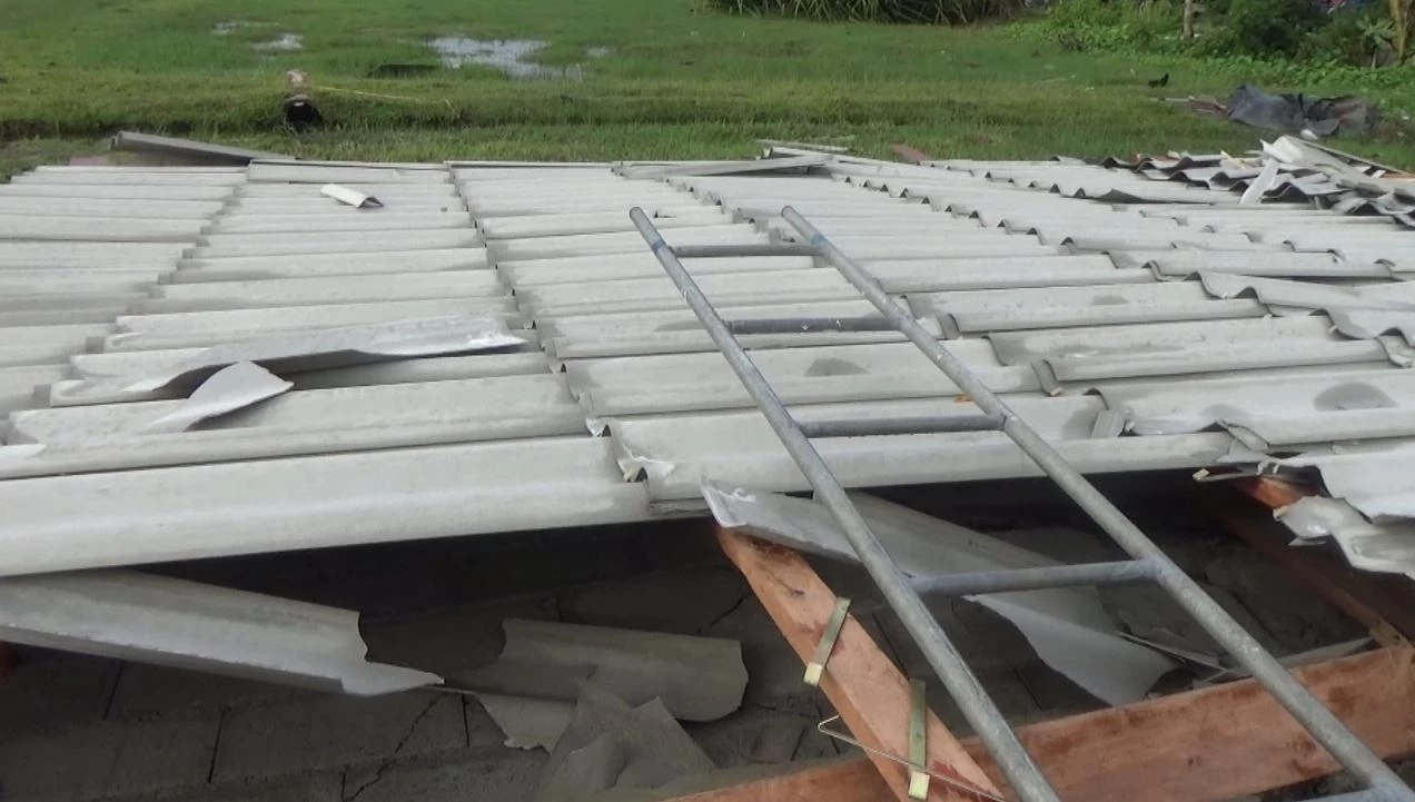 เปิดภาพพายุงวงช้าง พัดถล่มสตูล บ้านพังทับหญิงท้อง 7 เดือน-ลูกชาย เจ็บสาหัส