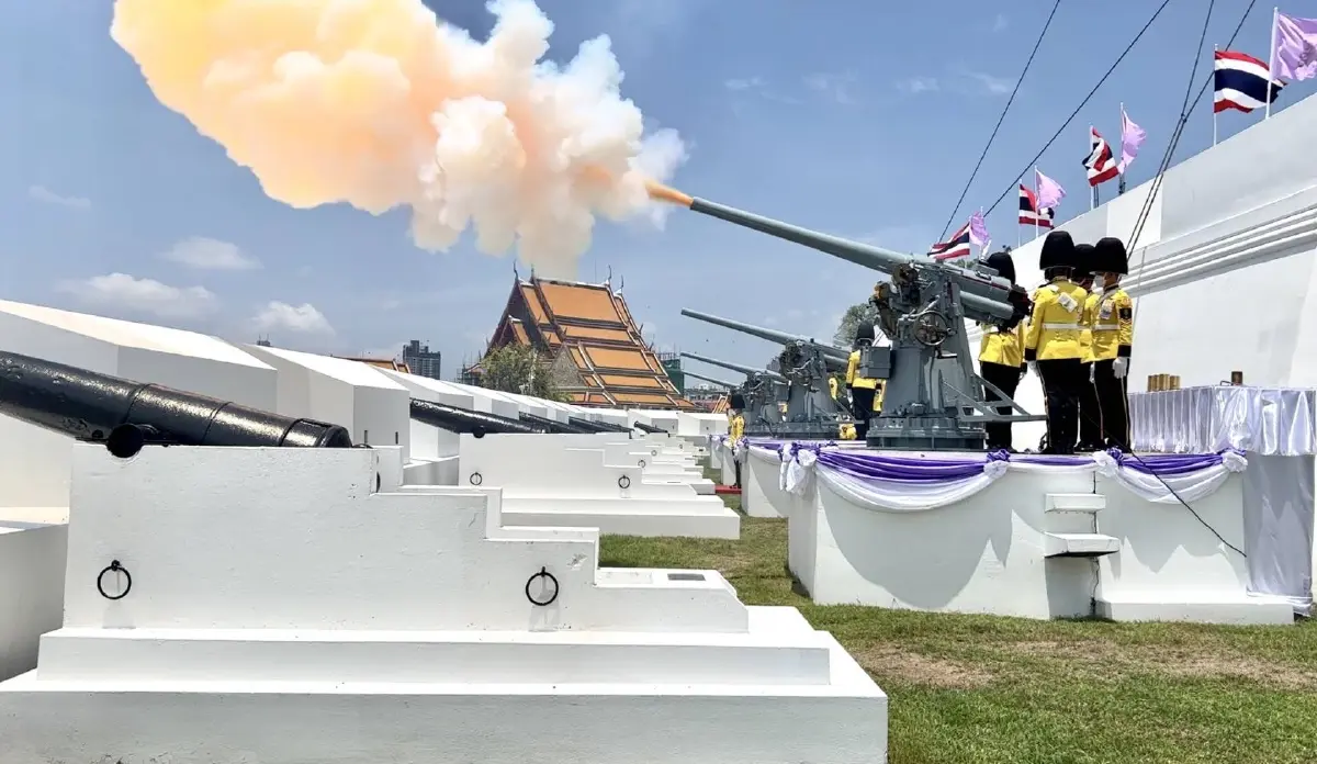 "ทร." ยิงสลุตหลวงเฉลิมพระเกียรติ สมเด็จพระนางเจ้าฯ พระบรมราชินี (คลิป)
