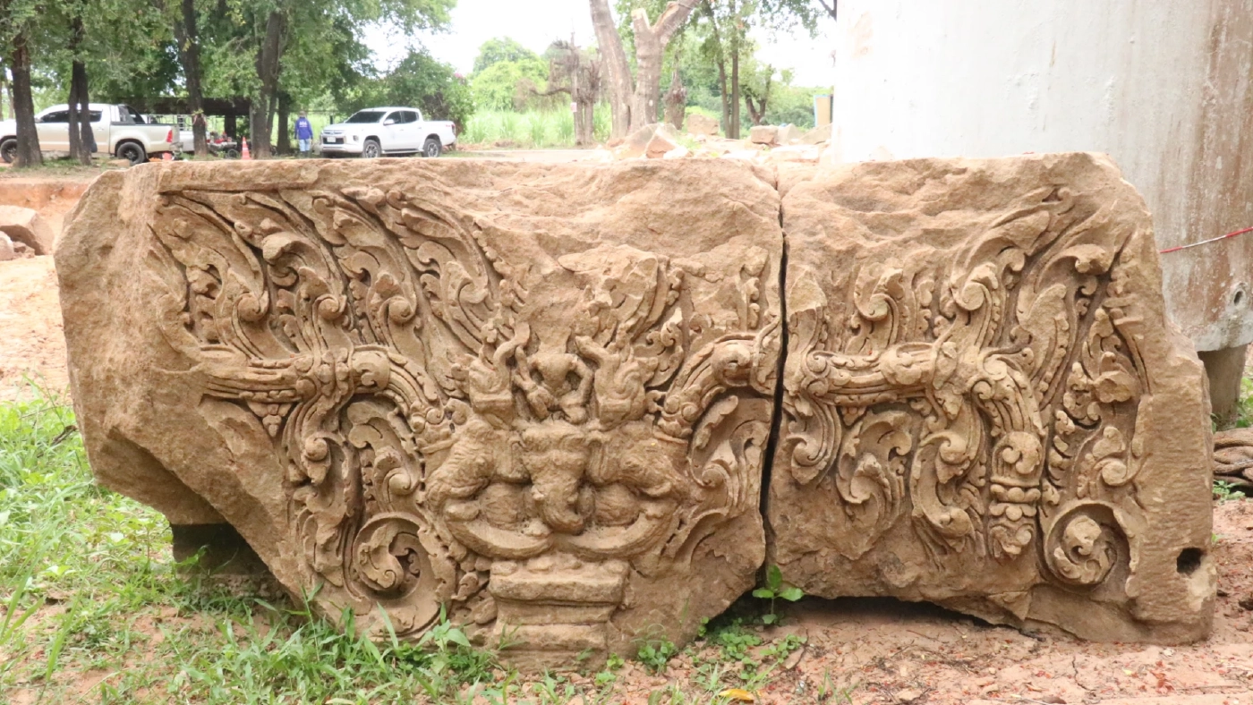 ทับหลังชิ้นที่ 4 พระอินทร์ทรงช้างเอราวัณ คายท่อนพวงมาลัย