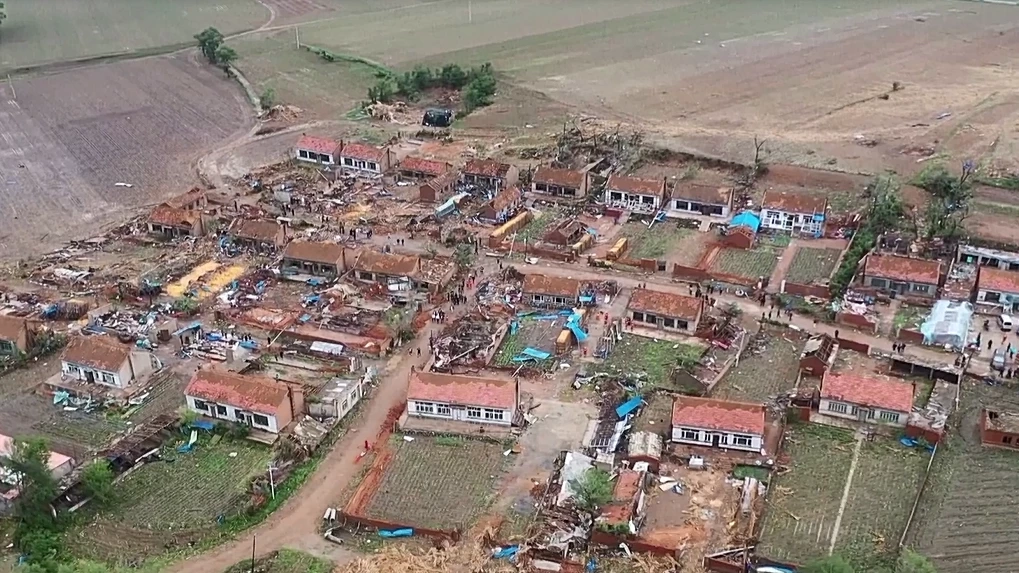 พายุทอร์นาโดถล่มจีน เจ็บ 13 บ้านพังหลายสิบหลัง