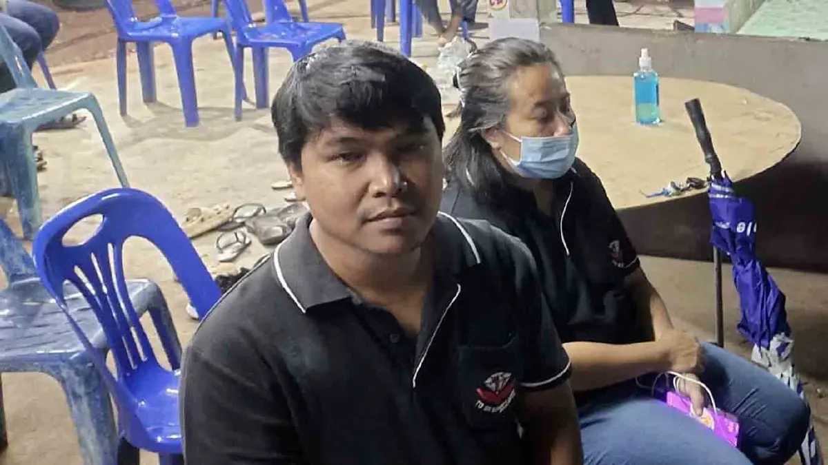 สุดอันตราย! หน้า รร.ไม่มีสะพานลอย นักเรียนวิ่งข้ามถนน หวิดถูกชน