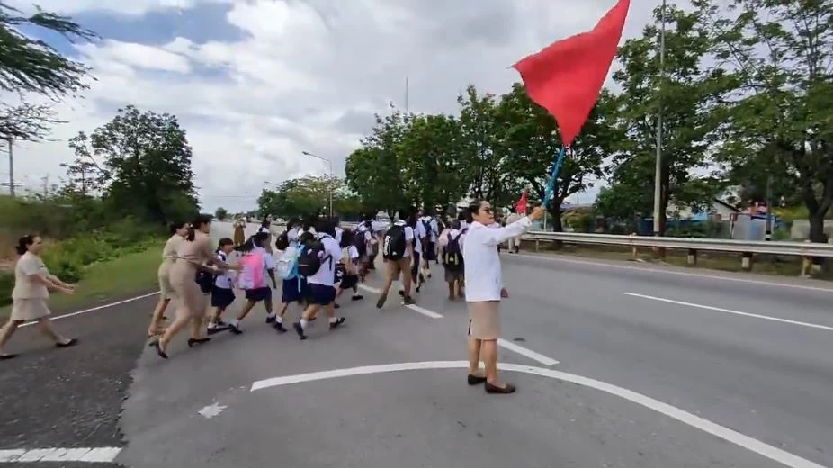 นร.โคราช เสี่ยงชีวิตข้ามถนน 4 เลน เช้า-เย็น ครูวอนเร่งสร้างสะพานลอย