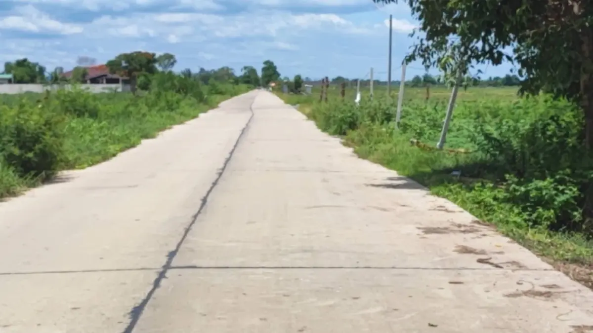 เด็ก 15 ปี ถูกคนงานโรงปูนยกพวกรุมทำร้าย เหตุเพราะหน้าตากวน