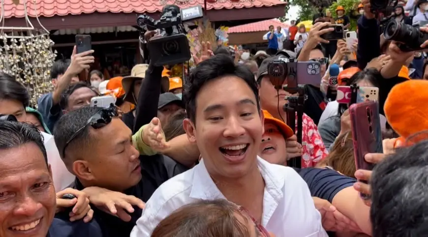 "พิธา" ขอบคุณชาวพิษณุโลก กราบไหว้พระพุทธชินราช ให้ได้เป็นนายกฯคนที่ 30 (คลิป)