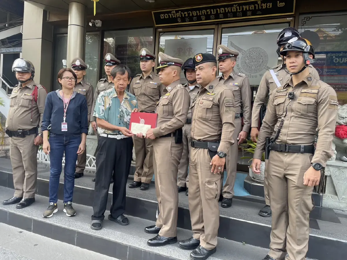 มอบใบประกาศฯ ลุงช่างทองตกงาน เก็บกระเป๋าเงินคืน นทท.สิงคโปร์
