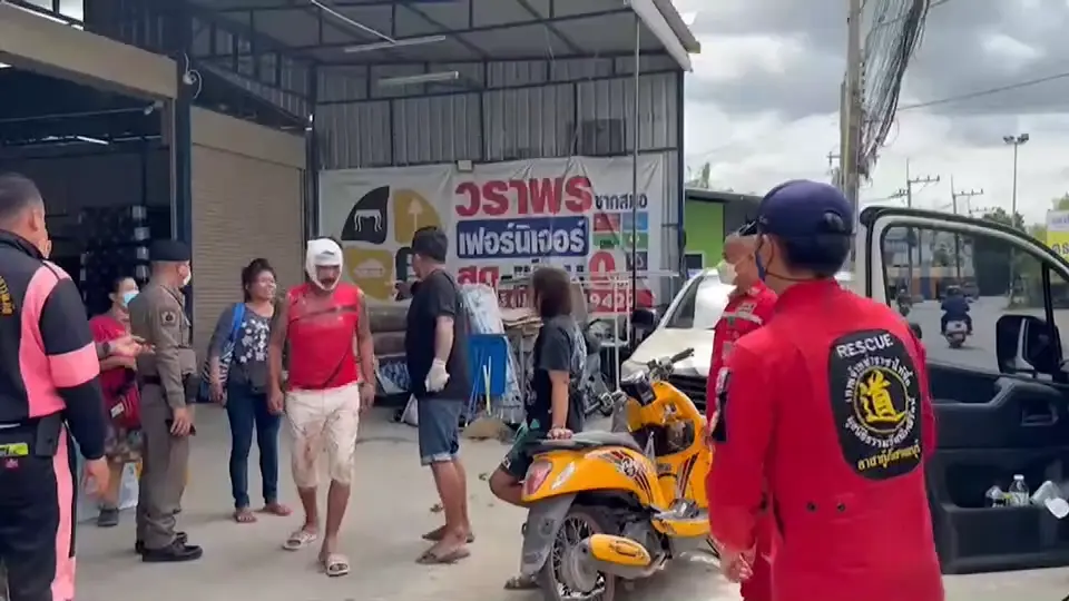 ลูกน้องหยุดงานแค่วันเดียว หัวหน้ายัวะจัด คว้ามีดปังตอฟันหัวบาดเจ็บ