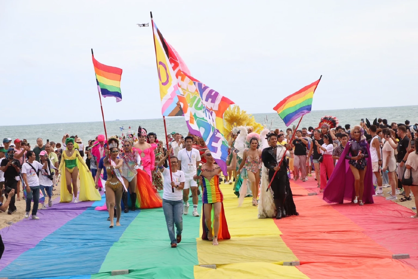 นักท่องเที่ยวแห่ชม ขบวนไพรด์พาเหรด แน่นหาดจอมเทียนพัทยา