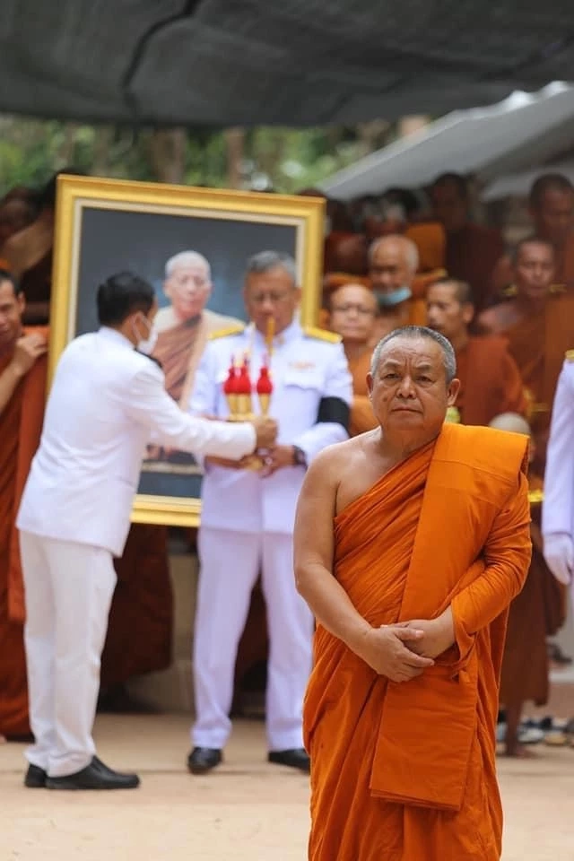 ลูกศิษย์และญาติธรรม เคลื่อนสรีระสังขาร "หลวงปู่แสง" สู่เมรุชั่วคราว