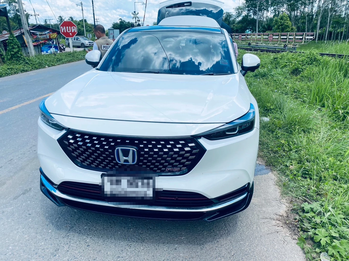 ไม้กั้นจุดตัดรถไฟสุดอันตราย ร่วงทับรถพังทีเดียว 2 คัน แถมยังเกิดเหตุซ้ำซาก