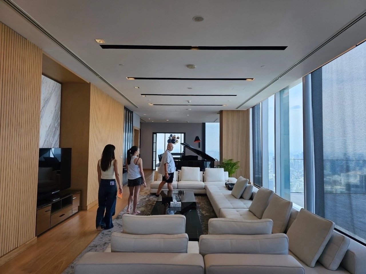 ซินแสเป็นหนึ่ง ยกนิ้ว ฮวงจุ้ยคอนโด สาวแซ่บคนนี้สุดปัง 