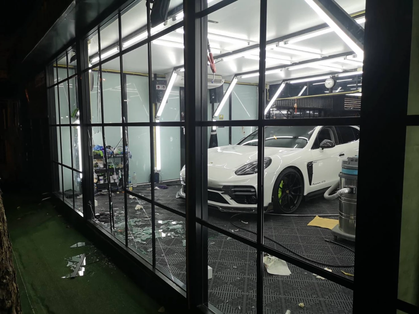 หนุ่มคลั่งไล่ทำร้ายวิ่งชนกระจกคาร์แคร์ เสียชีวิต พบเป็นผู้ป่วยทางจิต