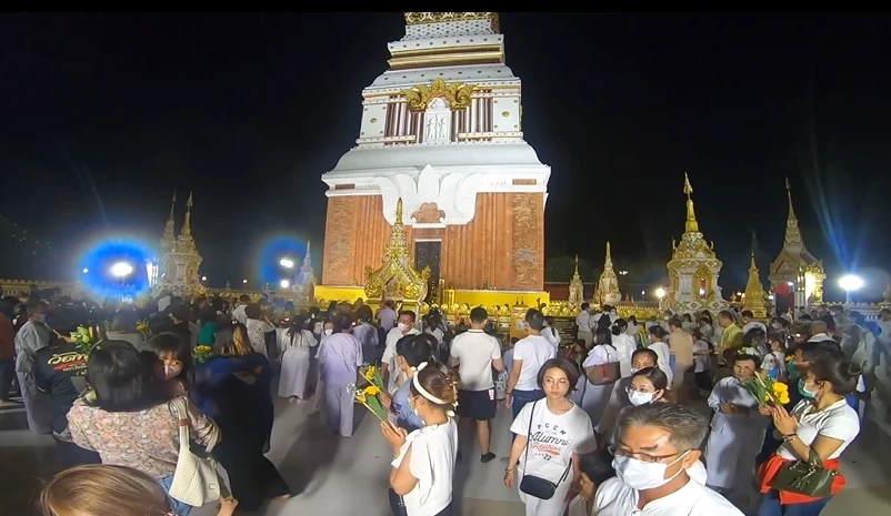 งดงาม! พุทธศาสนิกชนไทย-ลาว ร่วมเวียนเทียนบูชาอุรังคธาตุ วัดพระธาตุพนมฯ