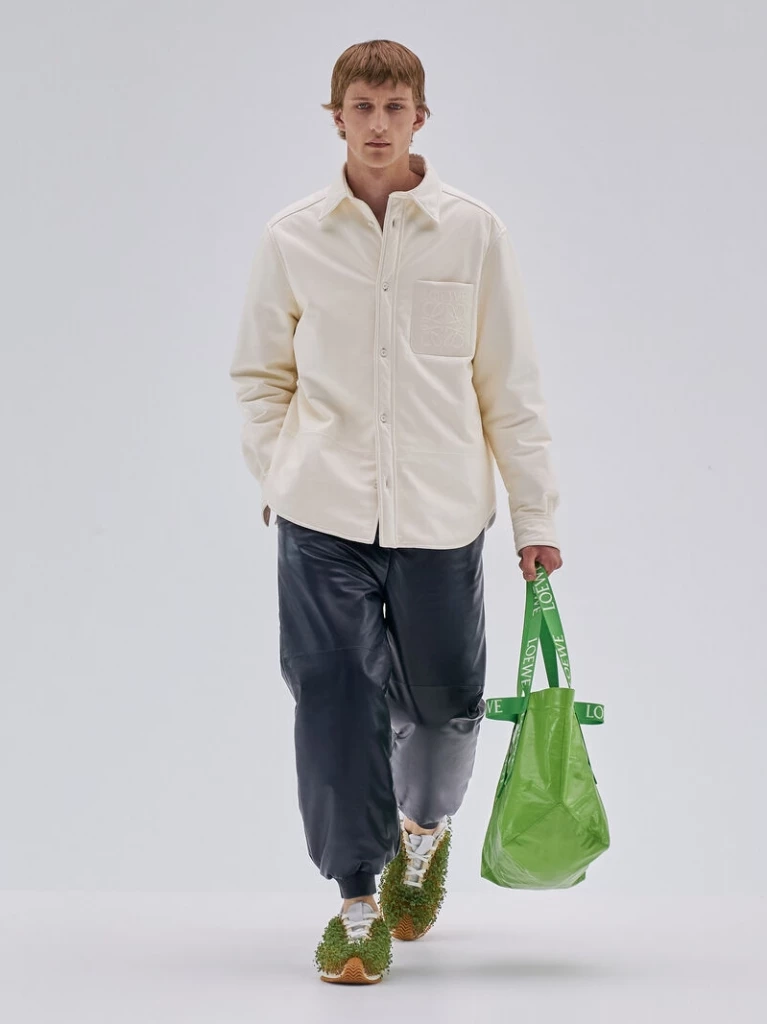 ตะลึงในความครีเอต! Loewe ปลูกหญ้าและพืชให้งอกงามบนเสื้อผ้าและรองเท้า