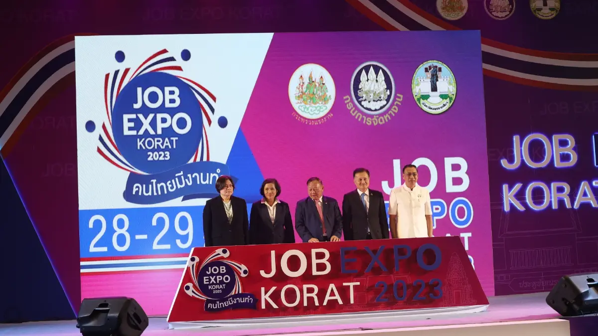 กลิ่นความเจริญ! ชาวโคราชแห่สมัครงานกว่า 1 หมื่นอัตรา หวังได้ค่าแรง 450 จริง