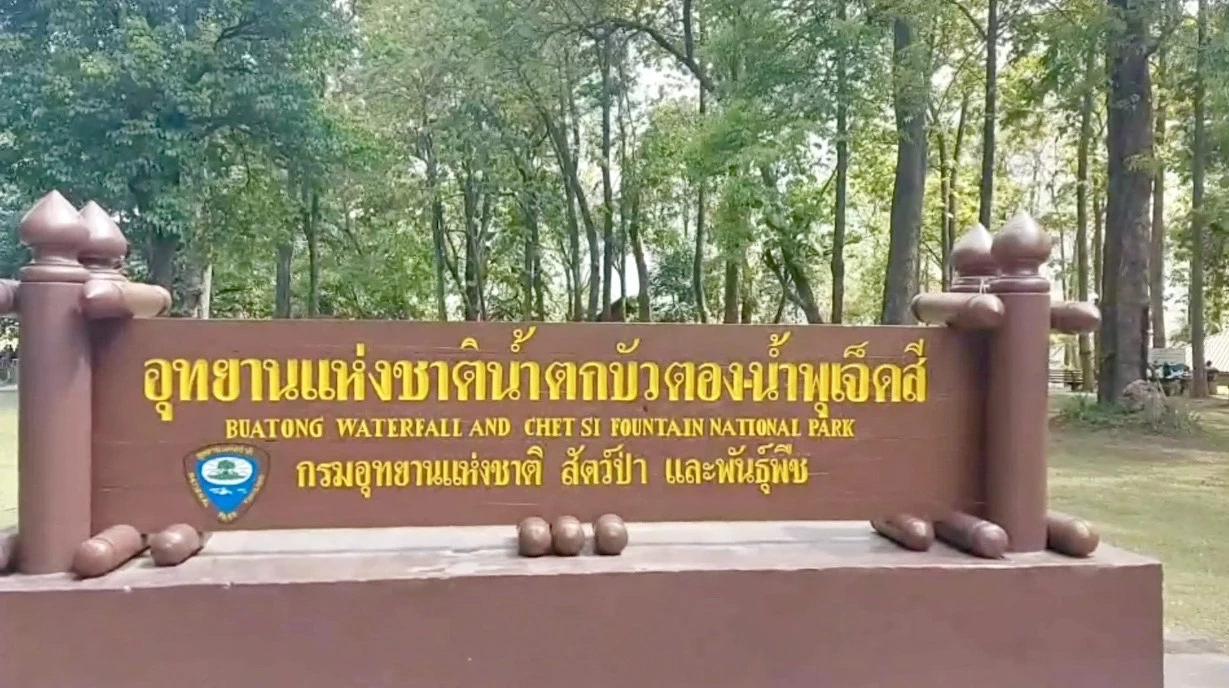 หยุดยาว นทท. พากันเล่นน้ำคลายร้อน "น้ำตกบัวตอง - น้ำพุเจ็ดสี"  เชียงใหม่