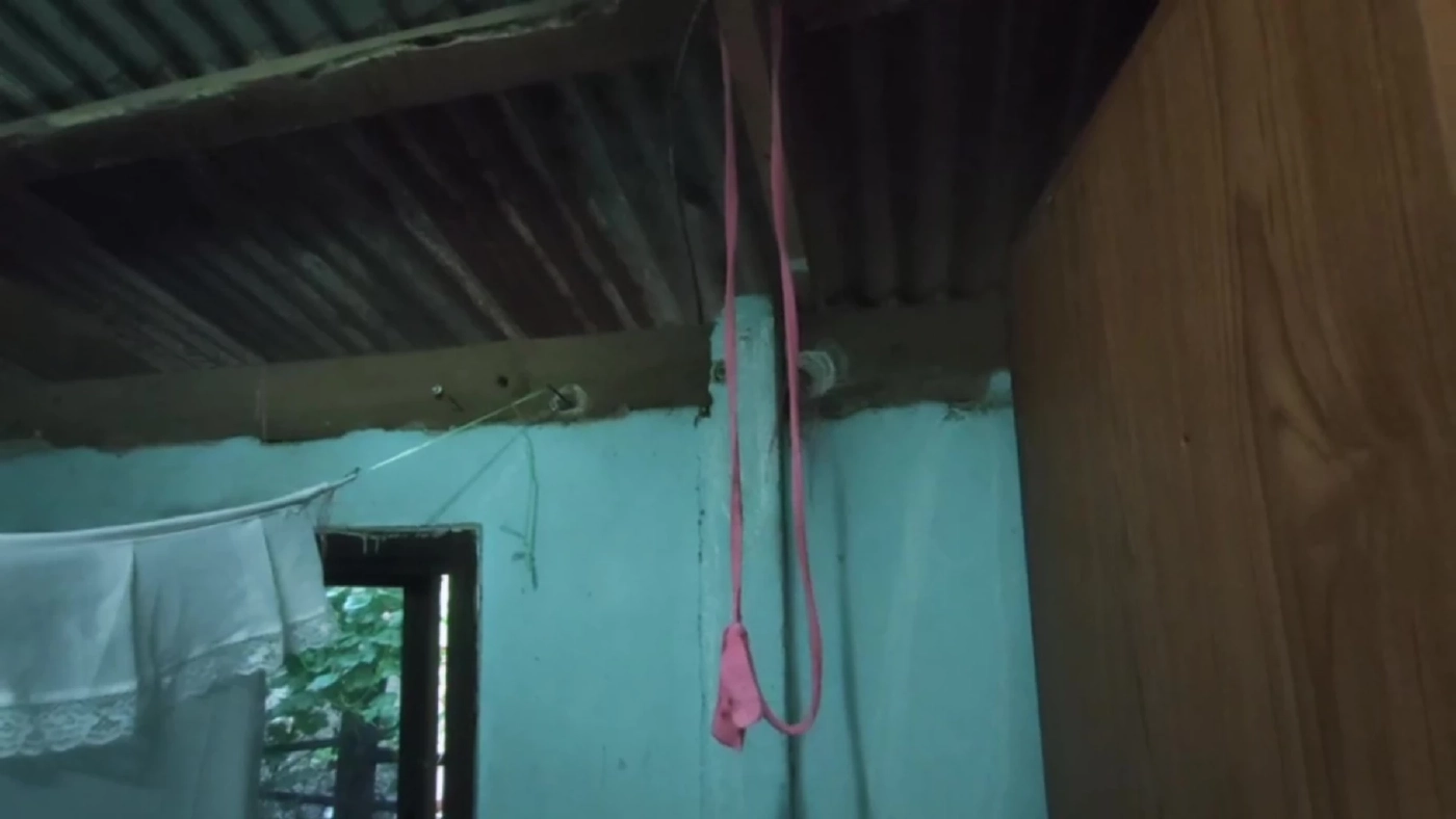 สลด! แม่เมาได้ที่ ใช้ด้ามไม้ถูพื้นที่ลูกวัย 14 จนน่วม ก่อนเข้าห้องผูกคอดับ