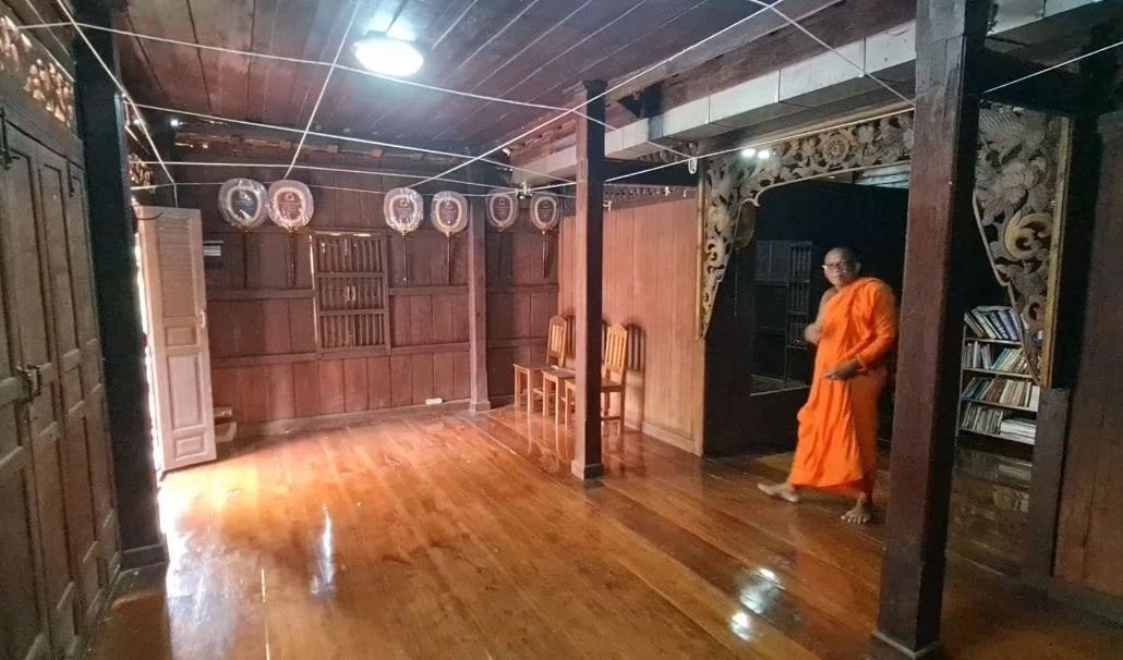 เปิดกุฏิเรือนแพโคตรผีดุแห่งวัดลาย ทำเป็นห้องสมุดให้พระ-ญาติโยม ศึกษาธรรมะ