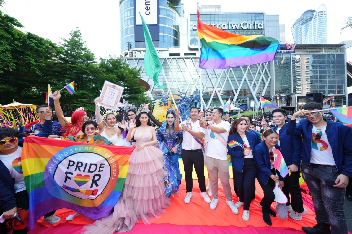 รวมภาพบรรยากาศ “Bangkok Pride 2023”  เหล่าคนดังร่วมขบวนถนนสีรุ้ง