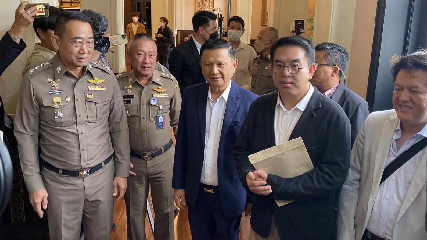 “วิโรจน์” หอบข้อมูลส่วยสติกเกอร์ ส่งถึงมือ จตช.