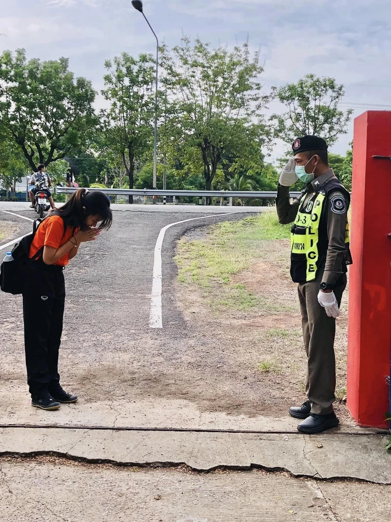 นร.โคราช เสี่ยงชีวิตข้ามถนน 4 เลน เช้า-เย็น ครูวอนเร่งสร้างสะพานลอย