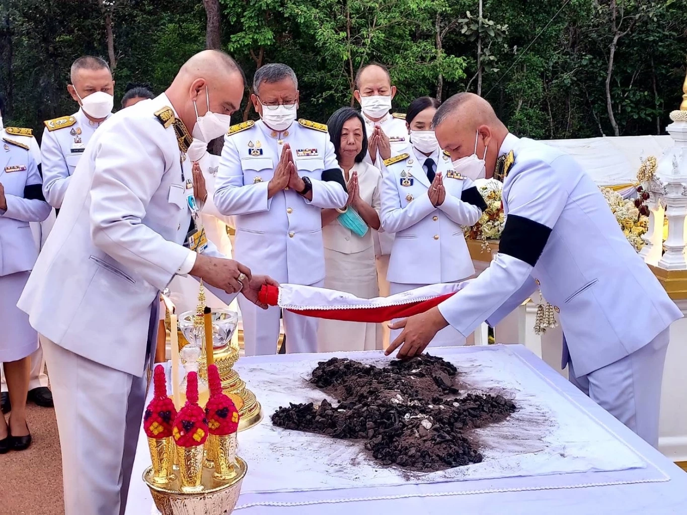 ญาติธรรมร่วมพิธีเก็บอัฐิ "หลวงปู่แสง ญาณวโร" นำไปประดิษฐานวัดสาขา 9 แห่ง
