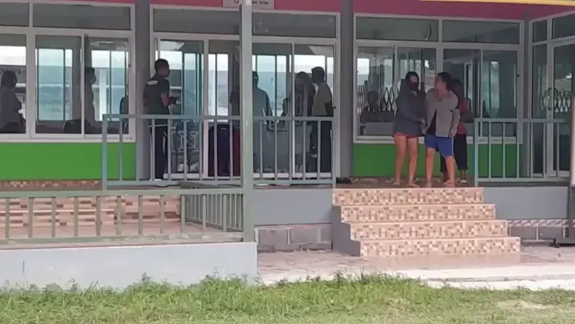 ผู้ปกครองยืนตะโกนด่าครูที่ก่อเหตุ