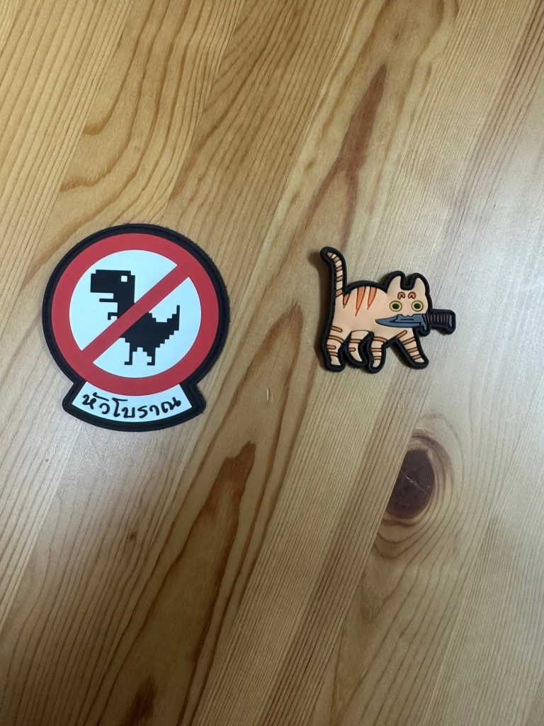 โฆษกตร. แจงข้อเท็จจริงตำรวจติดสัญลักษณ์ “ไดโนเสาร์-แมวส้มคาบมีด”