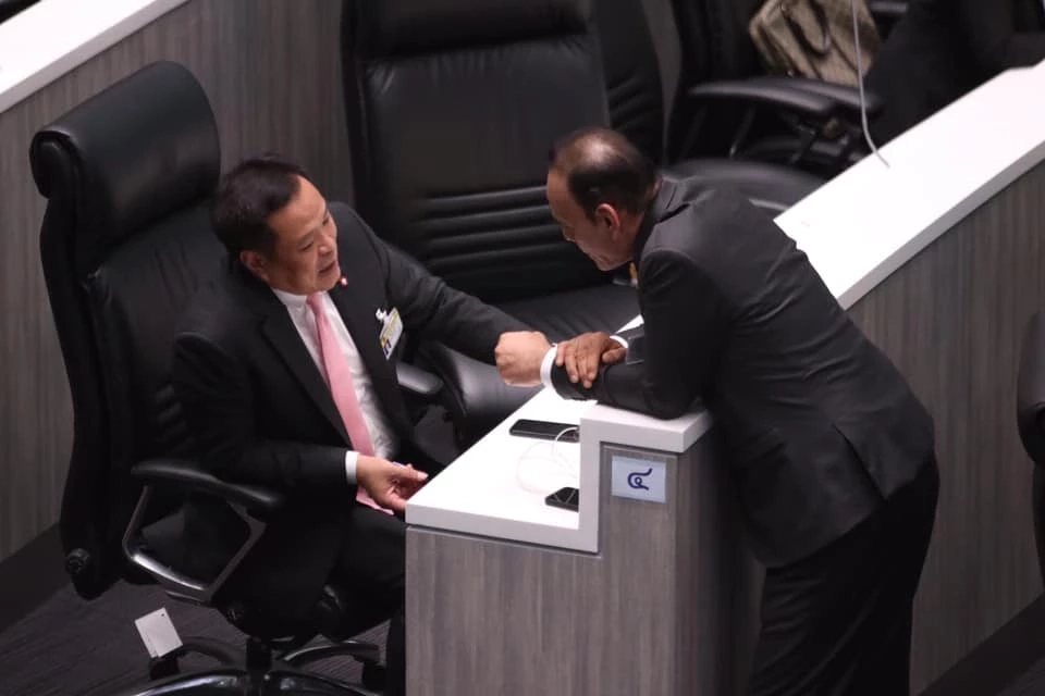 "ชาดา ไทยเศรษฐ์" ลั่นกลางสภา! เสนอกฎหมายยิงคนหมิ่นสถาบันแล้วไม่ติดคุก