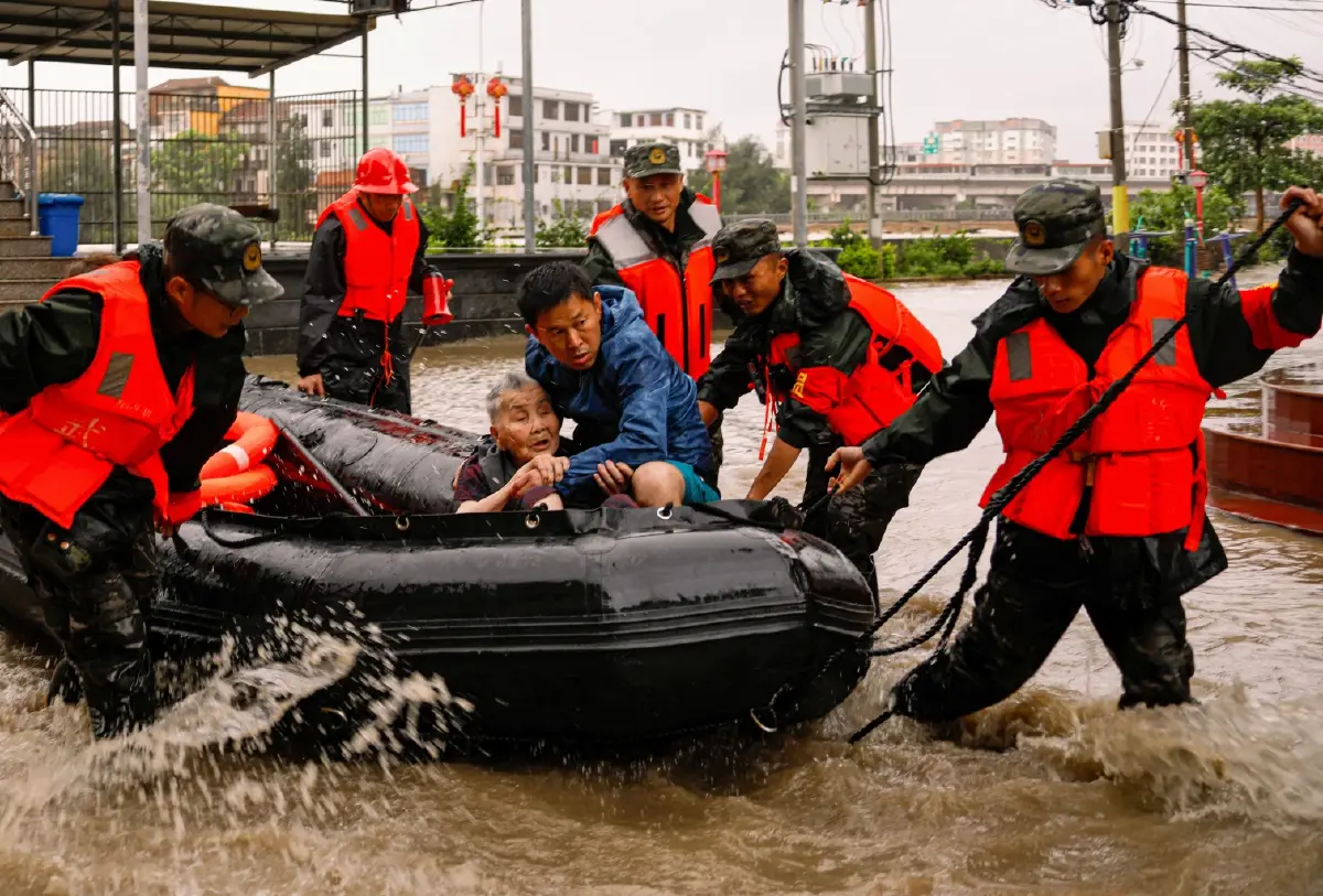 เผยภาพนาทีดินถล่ม-ช่วยชีวิตคนจากน้ำท่วมในจีน