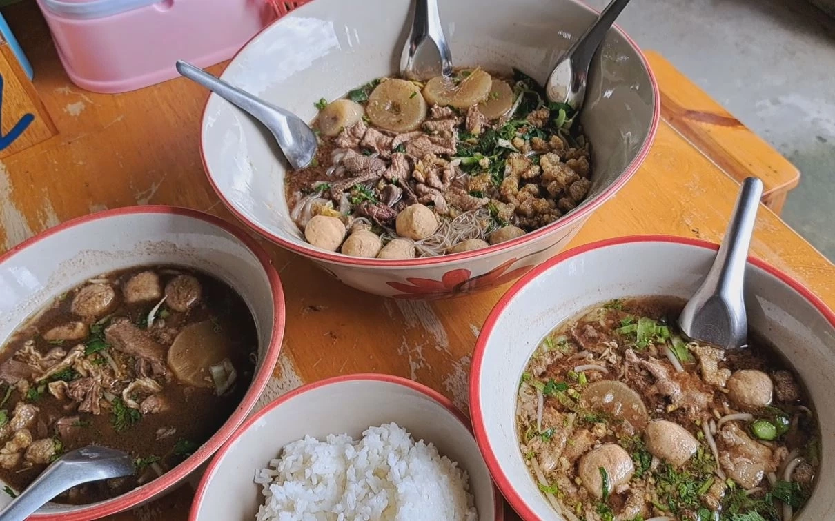 อดีตพนักงานบริษัทสาว เปิดร้านก๋วยเตี๋ยวเรือชามยักษ์ เน้นของสดใหม่มัดใจนักชิม