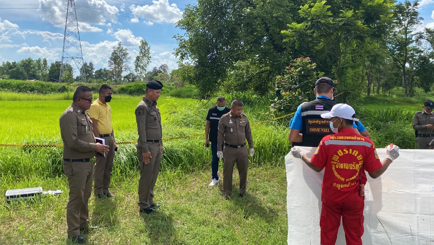 สุดโหด! สาวถูกแทงคอพรุน ดับคาทางเข้านา คาดแฟนหนุ่มเดนคุกเป็นมือมีด