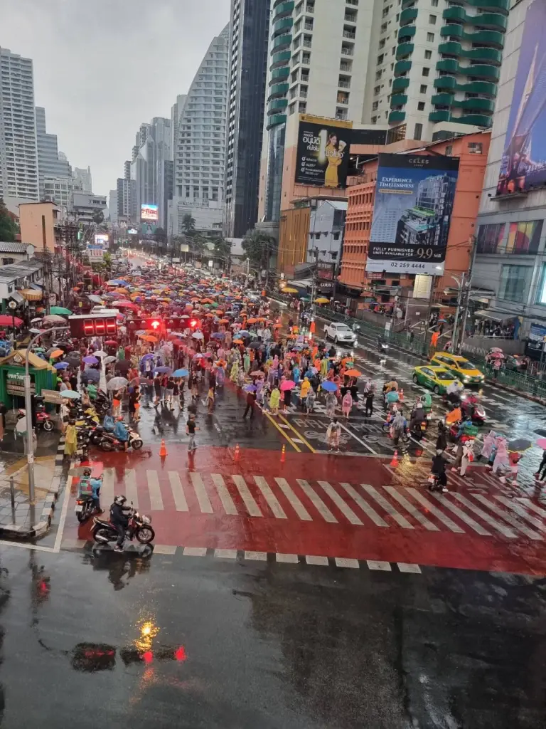บก.ลายจุด นำม็อบ โชว์สัญลักษณ์ “พร้อม” ท่ามกลางสายฝนโปรยปราย