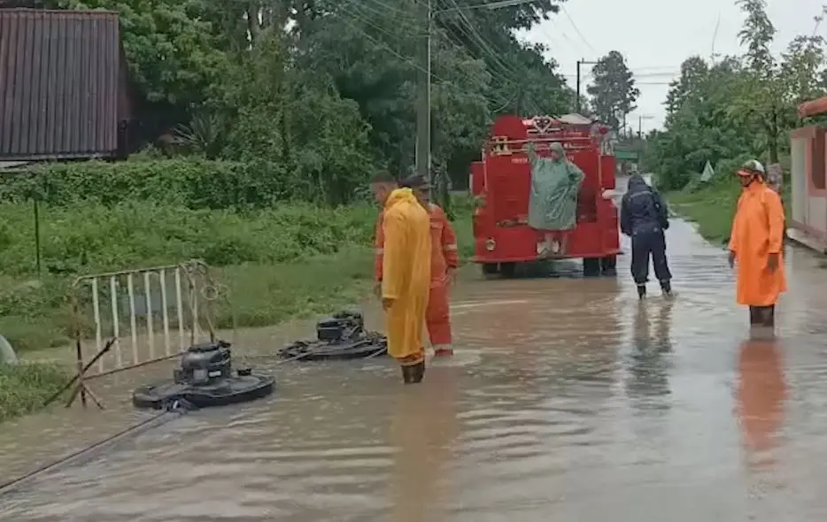 พายุฝนถล่มมุกดาหาร หลังคาคอกพังทับควายบาดเจ็บ น้ำท่วมขังหลายจุด