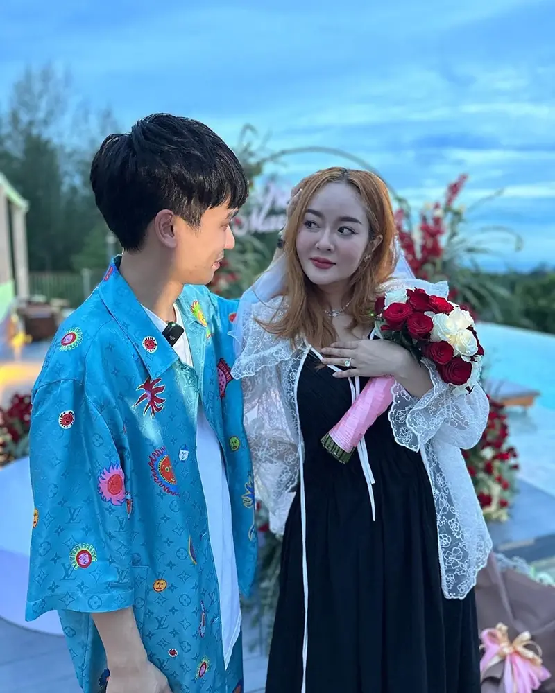 วันนี้ที่รอคอย "แก้มบุ๋ม" สุดเซอร์ไพรส์ แฟนหนุ่มนักธุรกิจคุกเขาขอแต่งงาน