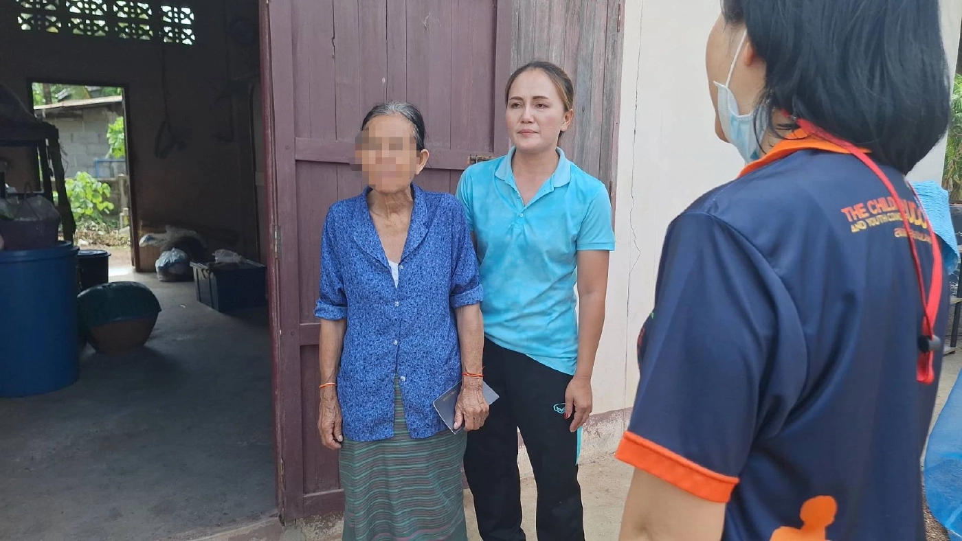 วอนช่วย ครูอุดรฯ โพสต์สงสาร 2 ยายหลาน บ้านหลังคารั่ว ห้องน้ำลมโชยไม่มีหลังคา