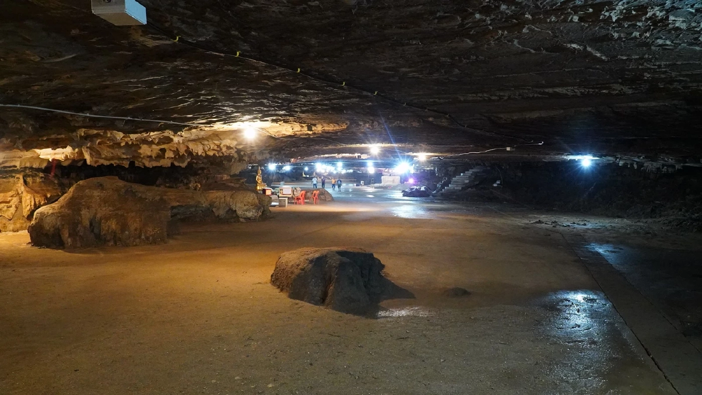 ชวนเที่ยว "ถ้ำน้ำลอดเขาแดง" ชมความงามหินงอกหินย้อย สร้างสรรค์โดยธรรมชาติ