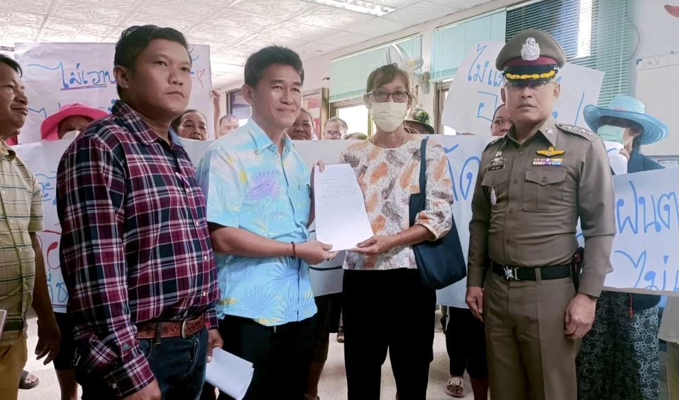 ชาวบ้าน ต.นางั่ว ฮือไล่ปลัดเทศบาลฯ แก้ปัญหาล่าช้า วอนนายอำเภอสั่งย้าย