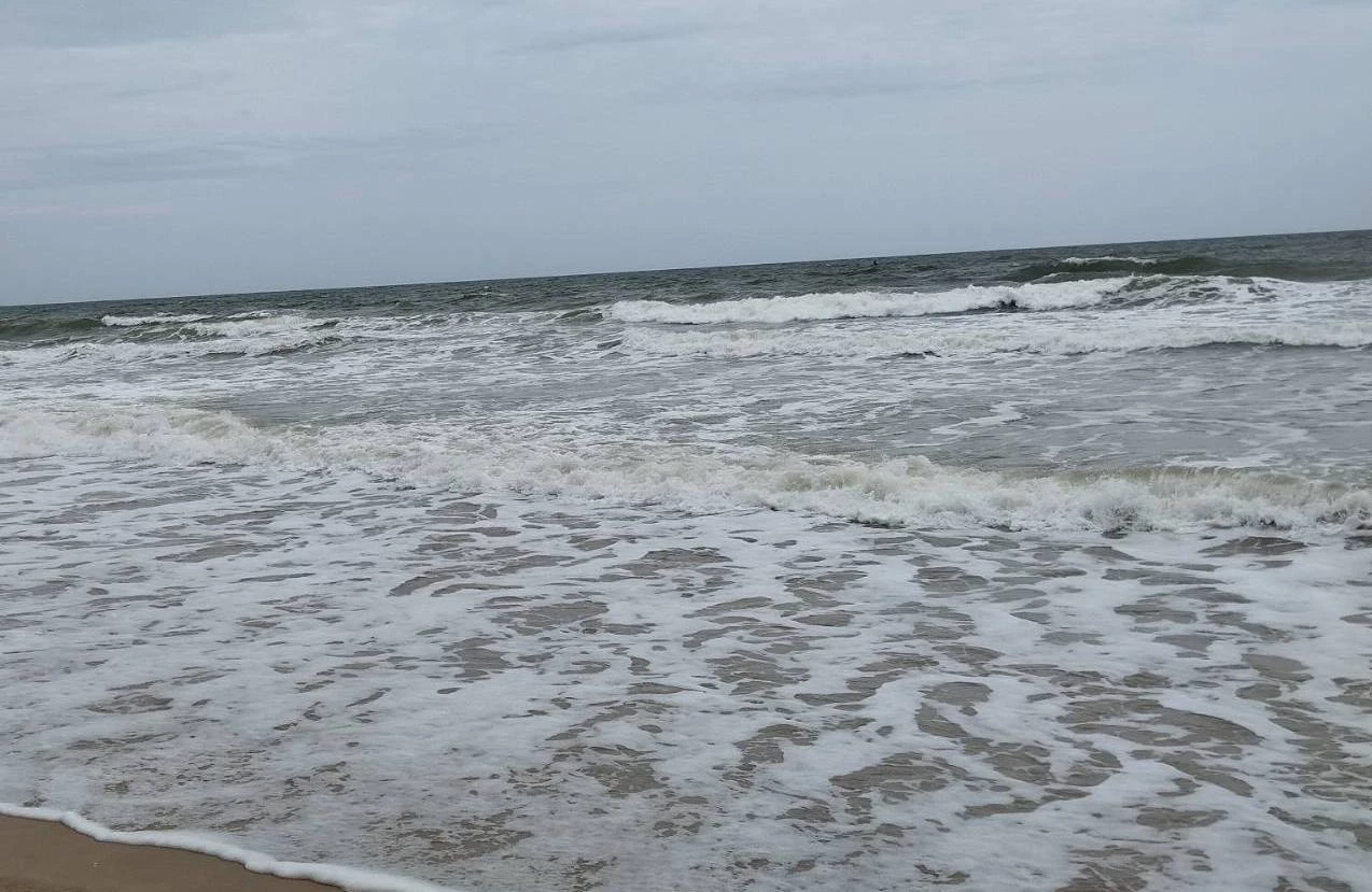 เร่งค้นหา เด็กชายวัย 9 ขวบ ถูกคลื่นทะเลกลืนร่าง จมหายต่อหน้าพ่อ