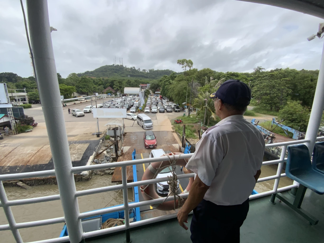 วันหยุดยาว แห่เที่ยว"เกาะช้าง" ต่อคิวลงเรือเฟอร์รี่ยาวเหยียด รอนาน 2 ชม.