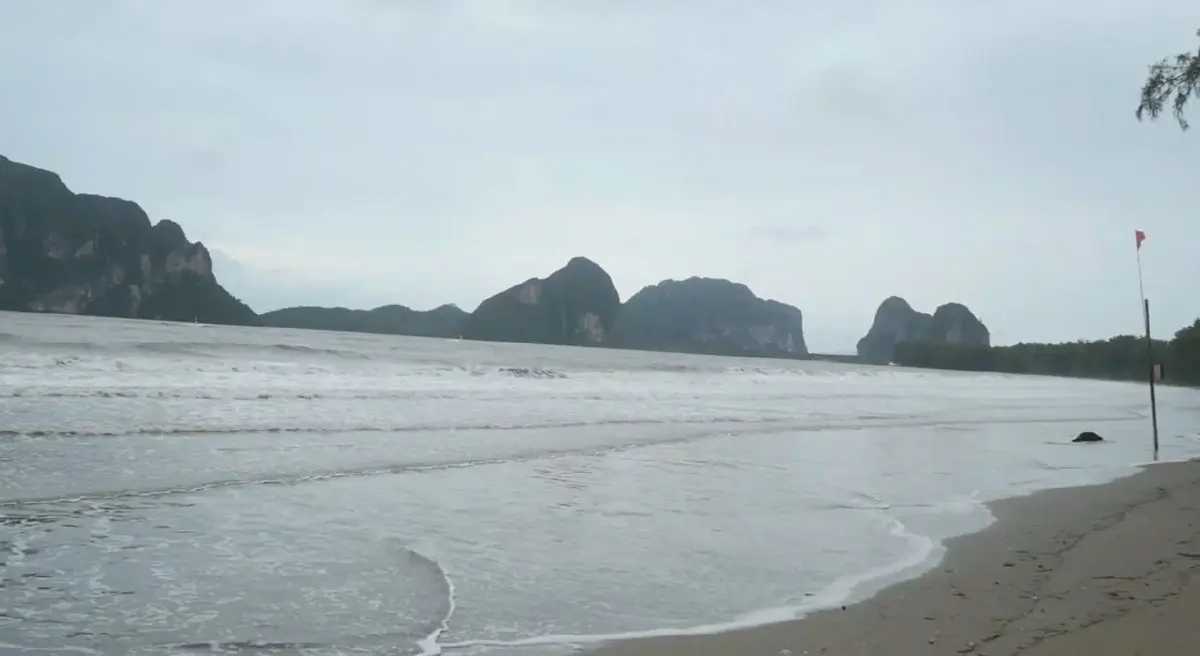 อช.หาดเจ้าไหม ปักธงแดง เตือน นทท.ห้ามลงเล่นน้ำทะเลเด็ดขาด