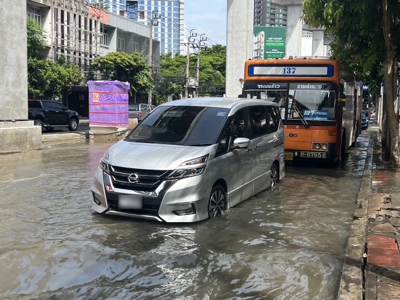 กทม. อ่วม ฝนตกหนักถนนลาดพร้าวน้ำท่วมสูง