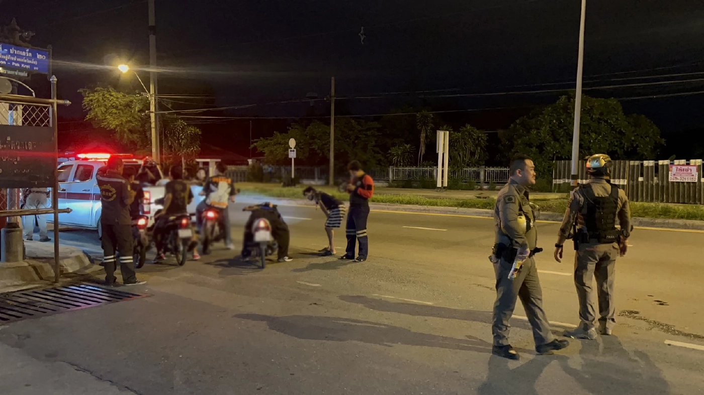 เปิดคลิประทึก กลุ่มวัยรุ่นนับสิบ ควงมีด-ปืน ยกพวกตีกันกลางดึก บาดเจ็บ 1