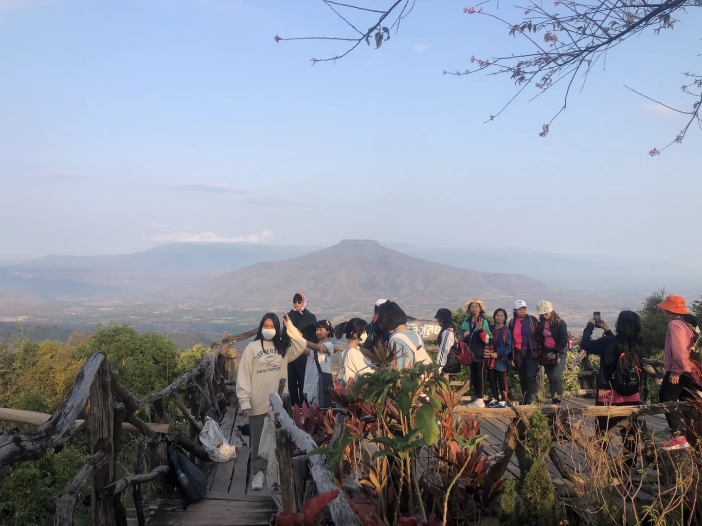 ชวนเที่ยว "ภูป่าเปาะ" หน้าฝน ชมวิวแบบพาโนรามา 360 องศา