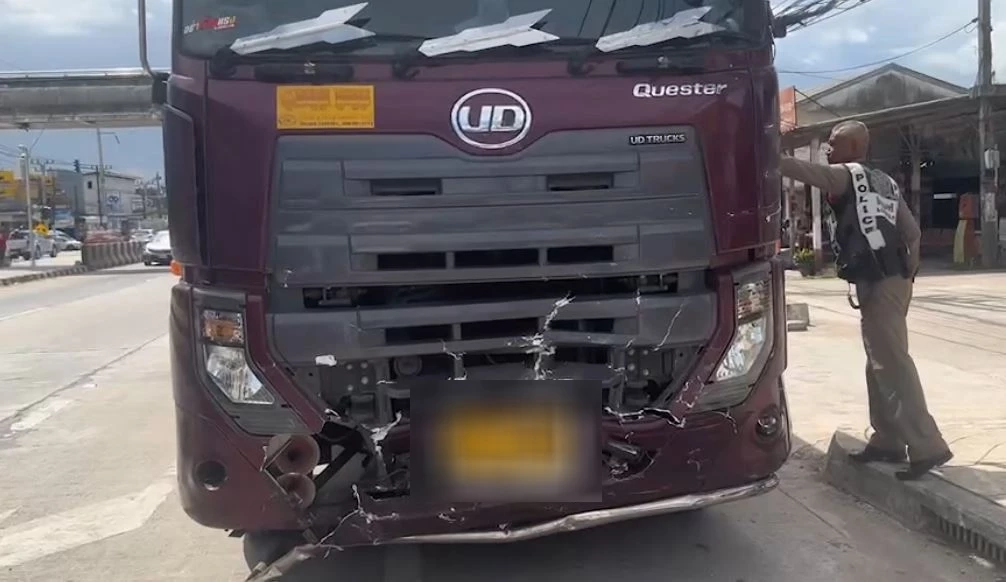 กระบะกลับจากงานบุญ ชนสนั่นแยกไฟแดง ดับ 3 หนึ่งในผู้เสียชีวิต ลูกชายจะบวชพรุ่งนี้