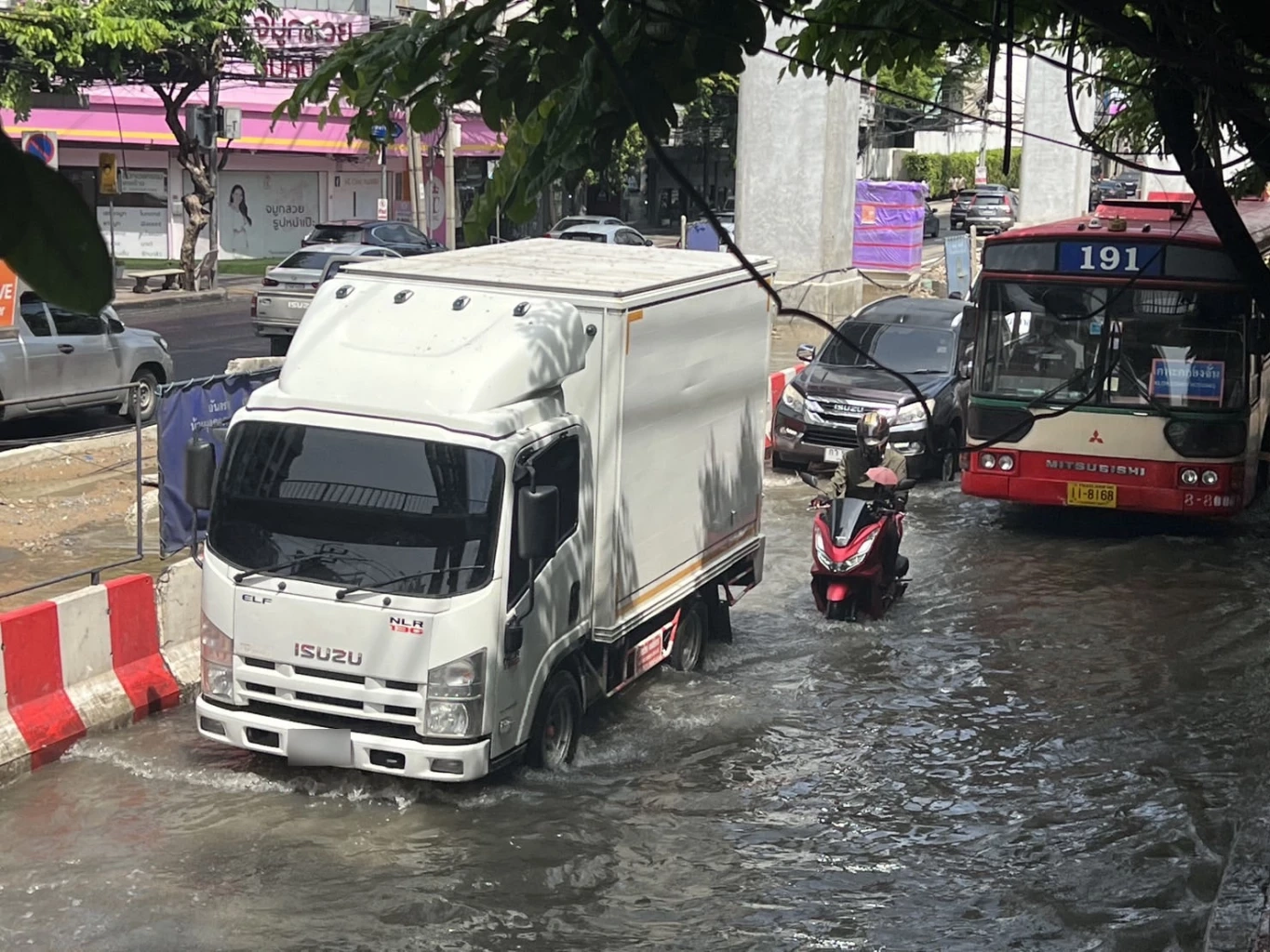กทม. อ่วม ฝนตกหนักถนนลาดพร้าวน้ำท่วมสูง